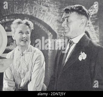Film encore de 'Hobson's Choice' avec les échelles Charles Laughton, Brenda de Banzie, John Mills et Prunella. Banque D'Images