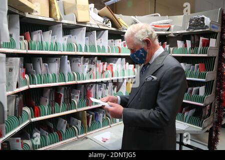 Le Prince de Galles aide à trier les lettres lors d'une visite au bureau de livraison de Royal Mail, à Cirencester, afin de reconnaître les services publics essentiels que les travailleurs postaux du pays fournissent, en particulier cette année et à l'approche de Noël. Banque D'Images