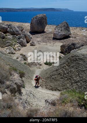 Randonnée femelle en haut d'une colline, Selmun, Malte Banque D'Images