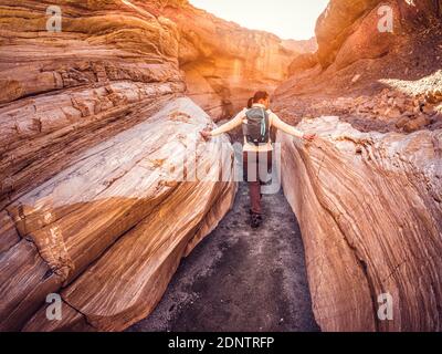 Vue arrière d'un randonneur féminin, parc national de la Vallée de la mort, Californie, États-Unis Banque D'Images