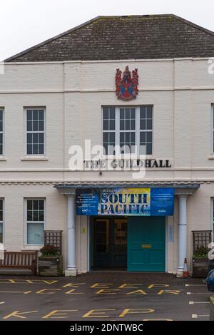 Le Guildhall montrant South Pacific à Axminster, Devon UK, lors d'une journée humide grise en novembre Banque D'Images