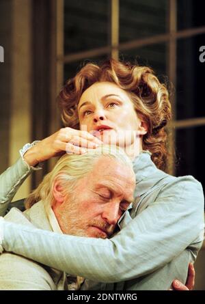 Charles Dance (James Tyrone), Jessica Lange (Mary Tyrone) dans LE LONG VOYAGE D'UNE JOURNÉE DANS LA NUIT par Eugene O'Neill au Lyric Theatre, Londres W1 21/11/2000 design: Simon Higlett éclairage: Paul Pyant réalisateur: Robin Phillips Banque D'Images