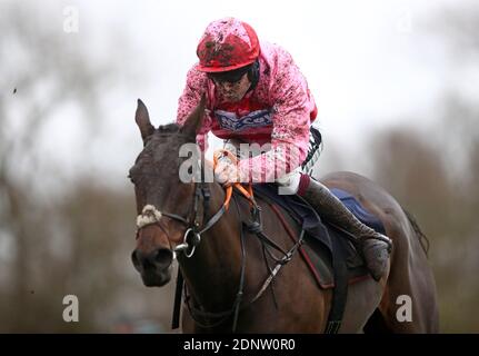 Jetaway Joey, monté par Aidan Coleman lors du « Off the Fence » sur l'obstacle youtube.com/attheraces Maiden à l'hippodrome d'Uttoxeter. Banque D'Images