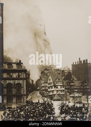 Georg Koppmann, feu de l'église Saint-Michel le 3 juillet 1906, effondrement de la tour du dossier commémoratif Saint-Michaelis, Staatliche Landesbildstelle Hamburg, collection sur l'histoire de la photographie, papier de gélatine d'argent, processus positif noir et blanc, taille de l'image: Hauteur: 24 cm; largeur: 18.1 cm, inscrit: Einbelichtet G. KOPPMANN & Co. Hambourg 1906. Feu de la Michaeliskirche le 3 juillet 1906, effondrement de la tour, reportage de la photographie, photographie architecturale, feu, feu, feu, dans les flammes, tour d'église, foule, hist. Banque D'Images