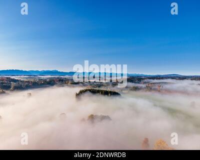 Brouillard sur les contreforts alpins bavarois près de Bernried, haute-Bavière, Bavière Allemagne, Europe Banque D'Images