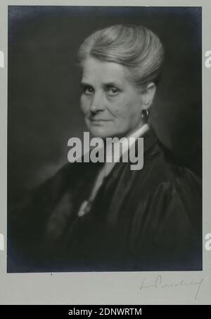 Nicola Perscheid, portrait d'une dame, Staatliche Landesbildstelle Hamburg, collection sur l'histoire de la photographie, papier albumine, processus positif noir et blanc, taille de l'image: Hauteur: 23,00 cm; largeur: 16,90 cm, signé: Recto U. droit. Sur le carton: En plomb: N.Perscheid, photographie de portrait, photographie de studio/studio, portrait, demi profil (vue de trois quarts), vieille femme Banque D'Images