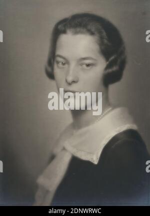 Nicola Perscheid, Young woman, Staatliche Landesbildstelle Hamburg, collection on the history of photography, silver gelatin paper, black and white positive process, image size: height: 22.60 cm; width: 16.60 cm, portrait photography, studio/studio photography, portrait, half profile (three-quarter view), young woman, girl Stock Photo