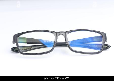 lunettes transparentes avec cadre noir sur fond blanc isolé. produits de mode et de santé oculaire. lunettes de sport avec base en caoutchouc Banque D'Images