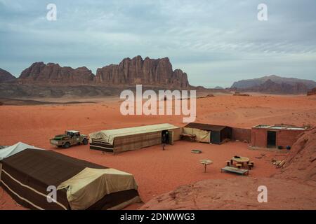 Camp de tente bédouin dans le désert de Wadi Rum in Jordanie Banque D'Images