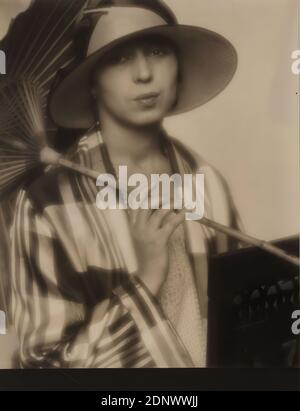 Nicola Perscheid, Dame avec parapluie japonais, Staatliche Landesbildstelle Hamburg, collection sur l'histoire de la photographie, papier collodion mat, noir et blanc procédé positif, taille de l'image: Hauteur: 22.50 cm; largeur: 16.40 cm, signé: Recto U. re. Sur le carton: En plomb: N. Perscheid, photographie de portrait, photographie de studio/photographie de studio, portrait à demi-figure, mode, vêtements, chapeau, parasol, femme Banque D'Images