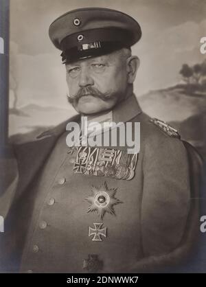 Nicola Perscheid, Generalfeldmarschall Paul von Hindenburg, Staatliche Landesbildstelle Hamburg, collection sur l'histoire de la photographie, papier de gélatine d'argent, processus positif noir et blanc, taille de l'image: Hauteur: 22.10 cm; largeur: 16.70 cm, inscrit: Recto U. sur la boîte: À l'encre brune: Paul von Hindenburg - Generalfeldmarschall, photographie de portrait, photographie de studio/studio, buste, vue de trois quarts, uniformes (militaires), personne historique, commandant en chef, général, marshal Banque D'Images