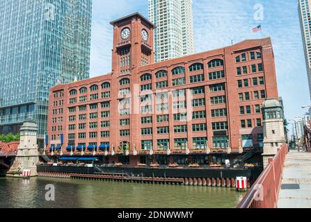 Vue sur le Reid Murdoch Building avec l'horloge depuis le bas, près de la rivière Chicago, Illinois, États-Unis Banque D'Images