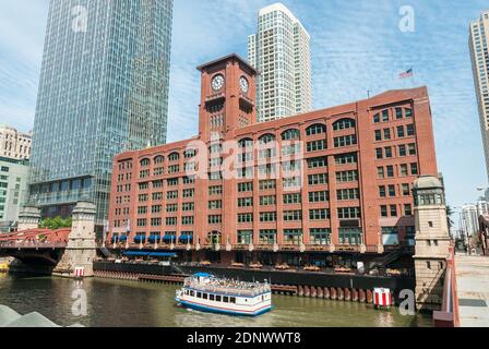 Vue sur le Reid Murdoch Building avec l'horloge depuis le bas, près de la rivière Chicago, Illinois, États-Unis Banque D'Images