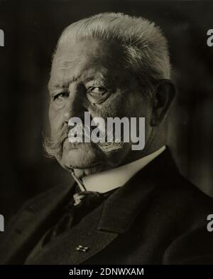 Franz Grainer, Paul von Hindenburg, Staatliche Landesbildstelle Hamburg, collection sur l'histoire de la photographie, papier, brome imprimé, verni, taille de l'image: Hauteur: 36,2 cm; largeur: 29,4 cm, signé, en plomb: Grainer, timbre: Verso U. li.: Timbre et objet de la Staatliche Landesbildelle, portrait, portrait, portrait, portrait, portrait, portrait Banque D'Images