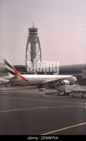 26.02.2010, Dubaï, Émirats arabes Unis (eau), Asie - un avion passager Boeing 777-300 d'Emirates Airline est stationné à l'aéroport international de Dubaï. Banque D'Images