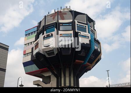 11.06.2019, Berlin, Allemagne, Europe - le fameux Bierpinsel, ou pinceau à bière, le long de la Schlosstrasse avec l'ancien restaurant de la tour à Steglitz. Banque D'Images