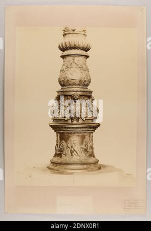 Carlo Naya, Venezia - Uno dei tre Pili di Bronzo della Piazza di S. Marco, 1892, papier albumine, carton, procédé positif noir et blanc, taille de la feuille: Hauteur: 35.50 cm; largeur: 27.00 cm, gravure du timbre: Ci-dessous: Naya - photographe, détails architecturaux Banque D'Images