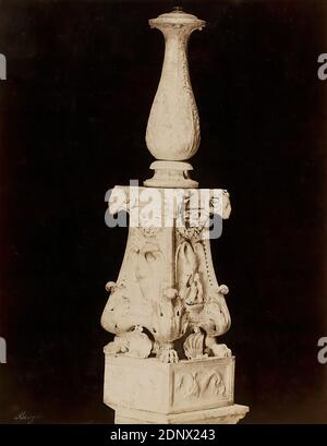 Giacomo Brogi, Edizioni Brogi, chandelier de l'église de S. Lorenzo à Florence, papier albumine, procédé positif noir et blanc, taille de la feuille: Hauteur: 25.50 cm; largeur: 20.00 cm, timbre: Bas à gauche: Timbre aveugle Brogi, photographie, matériel d'église, chandelier, candelabre, culte, service, liturgie Banque D'Images