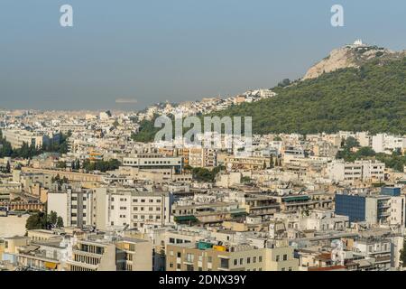 Vue aérienne du paysage urbain avec des bâtiments bondés d'Athènes Un haut de l'hôtel dans une journée ensoleillée en Grèce Banque D'Images