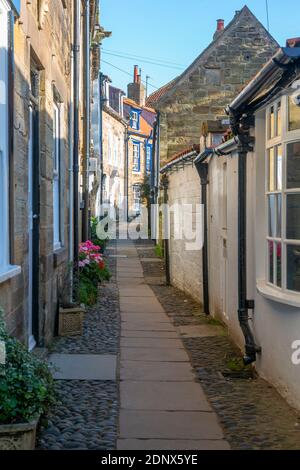 Vue sur l'étroite rue pavée de Robin Hood's Bay, North Yorkshire, Angleterre, Royaume-Uni, Europe Banque D'Images
