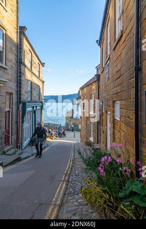 Vue sur l'ancienne station de garde côtière depuis King Street dans Robin Hood Bay, North Yorkshire, Angleterre, Royaume-Uni, Europe Banque D'Images