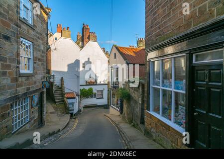 Vue sur les Inn traditionnels et les magasins sur New Road à Robin Hood Bay, North Yorkshire, Angleterre, Royaume-Uni, Europe Banque D'Images