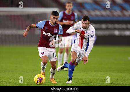 Manuel Lanzini de West Ham United et James McArthur de Crystal Palace en action - West Ham United contre Crystal Palace, Premier League, London Stadium, Londres, Royaume-Uni - 16 décembre 2020 usage éditorial seulement - des restrictions DataCo s'appliquent Banque D'Images