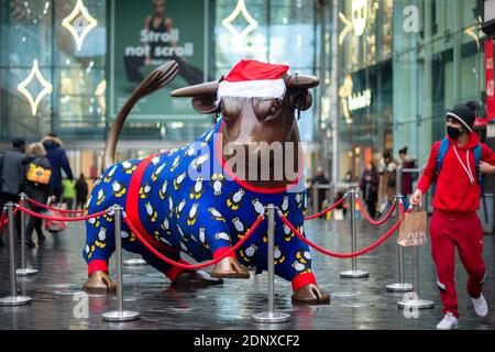 La statue de taureau portant des vêtements de Noël de saison, Birmingham, Royaume-Uni 2020 Banque D'Images