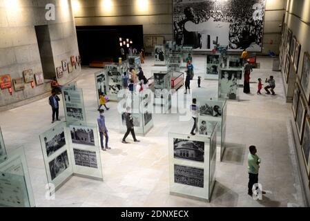 Le peuple bangladais visite le musée de l'indépendance lors de la célébration du jour de la victoire dans le cadre de la pandémie Covid-19 à Dhaka, au Bangladesh, en décembre Banque D'Images