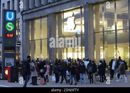 Hambourg, Allemagne. 12 décembre 2020. Les gens sont vus faire du shopping devant un Apple Store dans le centre de Hambourg le samedi avant le 3ème de l'Avent. L'association professionnelle met en garde d'urgence contre un blocage de la vente au détail. Crédit : Bodo Marks/dpa/Alay Live News Banque D'Images