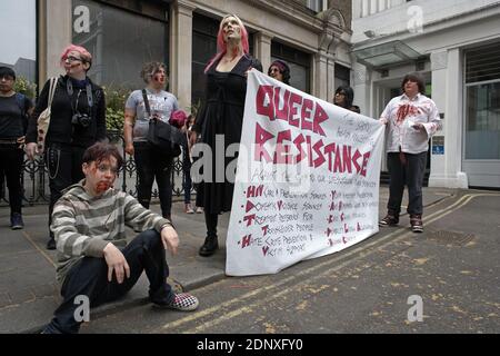 Des manifestants queer au mariage royal de 2011 à Soho Square, 29-04-2011 à Londres, Royaume-Uni Banque D'Images