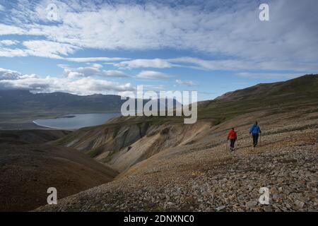 Islande / Islande de l'est/Borgarfjordur/ deux femmes randonnée dans les montagnes. Banque D'Images