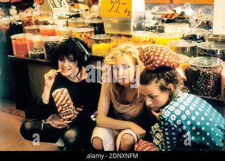 LA SLITS 1980 (Finlande) dans un magasin d'édulcorants. Tessa Pollitt, Ari-up et Viv Albertine après avoir publié « au début, il y avait du rythme » sur les enregistrements Y. Banque D'Images