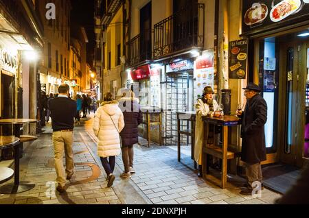 Logroño, La Rioja, Espagne - Février 14th, 2019 : les gens dans la nuit dans la Calle del Laurel Street au coeur de la vie nocturne dans la vieille ville de Logroño. - Banque D'Images