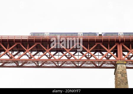 Prenez le train sur le pont Forth Rail, au-dessus du Firth of Forth, South Queensferry, près d'Édimbourg, Lothian, Écosse. Banque D'Images
