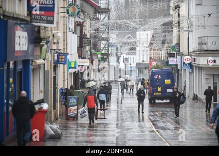 18 novembre 2020, Merthyr Tydfil, pays de Galles. Les acheteurs de la ville de Merthyr Tydfil, au sud du pays de Galles le jour de l'entrée a été annoncé par le gouvernement gallois, que des tests massifs de coronavirus seront effectués dans la ville. Merthyr a connu le taux de cas le plus élevé au Royaume-Uni au début du mois de novembre et le taux d'infection est encore élevé. Banque D'Images