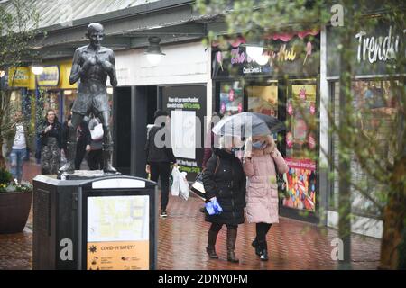 18 novembre 2020, Merthyr Tydfil, pays de Galles. Les acheteurs de la ville de Merthyr Tydfil, au sud du pays de Galles le jour de l'entrée a été annoncé par le gouvernement gallois, que des tests massifs de coronavirus seront effectués dans la ville. Merthyr a connu le taux de cas le plus élevé au Royaume-Uni au début du mois de novembre et le taux d'infection est encore élevé. Banque D'Images