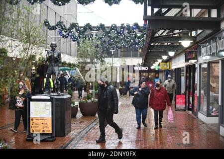 18 novembre 2020, Merthyr Tydfil, pays de Galles. Les acheteurs de la ville de Merthyr Tydfil, au sud du pays de Galles le jour de l'entrée a été annoncé par le gouvernement gallois, que des tests massifs de coronavirus seront effectués dans la ville. Merthyr a connu le taux de cas le plus élevé au Royaume-Uni au début du mois de novembre et le taux d'infection est encore élevé. Banque D'Images