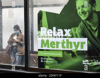 18 novembre 2020, Merthyr Tydfil, pays de Galles. Un panneau sur le mur de la gare routière dans la ville de Merthyr Tydfil, au sud du pays de Galles, le jour de l'entrée a été annoncé par le gouvernement gallois, que les tests de masse du coronavirus seront effectués dans la ville. Merthyr a connu le taux de cas le plus élevé au Royaume-Uni au début du mois de novembre et le taux d'infection est encore élevé. Banque D'Images