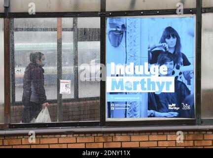 18 novembre 2020, Merthyr Tydfil, pays de Galles. Un panneau sur le mur de la gare routière dans la ville de Merthyr Tydfil, au sud du pays de Galles, le jour de l'entrée a été annoncé par le gouvernement gallois, que les tests de masse du coronavirus seront effectués dans la ville. Merthyr a connu le taux de cas le plus élevé au Royaume-Uni au début du mois de novembre et le taux d'infection est encore élevé. Banque D'Images