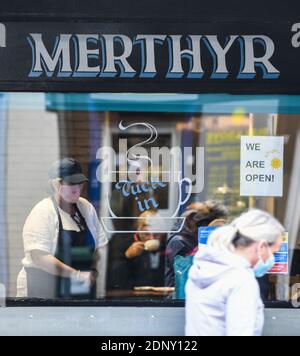 18 novembre 2020, Merthyr Tydfil, pays de Galles. Un café dans la ville de Merthyr Tydfil, au sud du pays de Galles, a été annoncé par le gouvernement gallois, que des tests massifs de coronavirus seront effectués dans la ville. Merthyr a connu le taux de cas le plus élevé au Royaume-Uni au début du mois de novembre et le taux d'infection est encore élevé. Banque D'Images