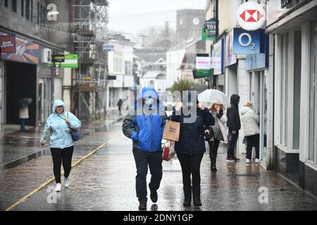 18 novembre 2020, Merthyr Tydfil, pays de Galles. Les acheteurs de la ville de Merthyr Tydfil, au sud du pays de Galles le jour de l'entrée a été annoncé par le gouvernement gallois, que des tests massifs de coronavirus seront effectués dans la ville. Merthyr a connu le taux de cas le plus élevé au Royaume-Uni au début du mois de novembre et le taux d'infection est encore élevé. Banque D'Images