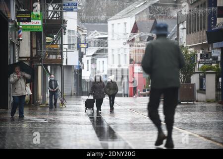 18 novembre 2020, Merthyr Tydfil, pays de Galles. Les acheteurs de la ville de Merthyr Tydfil, au sud du pays de Galles le jour de l'entrée a été annoncé par le gouvernement gallois, que des tests massifs de coronavirus seront effectués dans la ville. Merthyr a connu le taux de cas le plus élevé au Royaume-Uni au début du mois de novembre et le taux d'infection est encore élevé. Banque D'Images