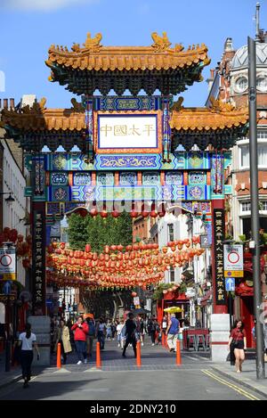 Londres, Angleterre, Royaume-Uni. New Gate (2016) de Chinatown sur Wardour Street. Détail montrant des dragons Banque D'Images