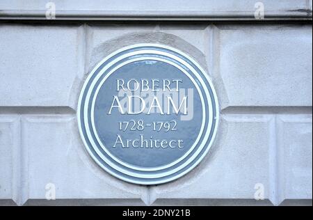 Londres, Royaume-Uni. Plaque commémorative à Boston House, 37 Fitzroy Square : « Robert Adam 1728-1792 architecte » sur un bâtiment qu'il a conçu Banque D'Images