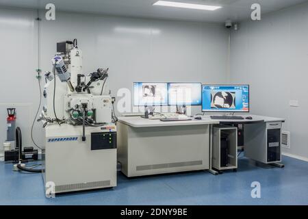 (201218) -- BEIJING, 18 décembre 2020 (Xinhua) -- la photo prise le 27 novembre 2020 montre le microscope électronique à balayage dans un laboratoire d'échantillons de lune aux observatoires astronomiques nationaux de l'Académie chinoise des sciences à Beijing, capitale de la Chine. Les échantillons de lune prélevés par la sonde Chang'e-5 en Chine seront non scellés au laboratoire. (Observatoires astronomiques nationaux, cas/document via Xinhua) Banque D'Images