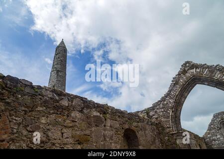 L'ancienne église de Glendalough monastique Settlement, Irlande Banque D'Images