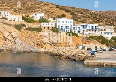 SiMykonos, Grèce- 23 septembre 2020 : vue sur le port de l'île de Sikinos. Les gens qui attendent le ferry. Bâtiment blanc traditionnel sur les collines. Banque D'Images