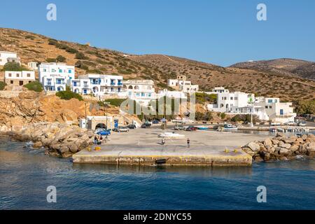 SiMykonos, Grèce- 23 septembre 2020 : vue sur le port de l'île de Sikinos. Les gens qui attendent le ferry. Bâtiment blanc traditionnel sur les collines. Banque D'Images