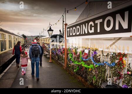 Royaume-Uni, Gloucestershire, Toddington Station, Gloucestershire et Warwickshire Railway familles sur plate-forme pour monter à bord du train Santa Experience à Noël Banque D'Images